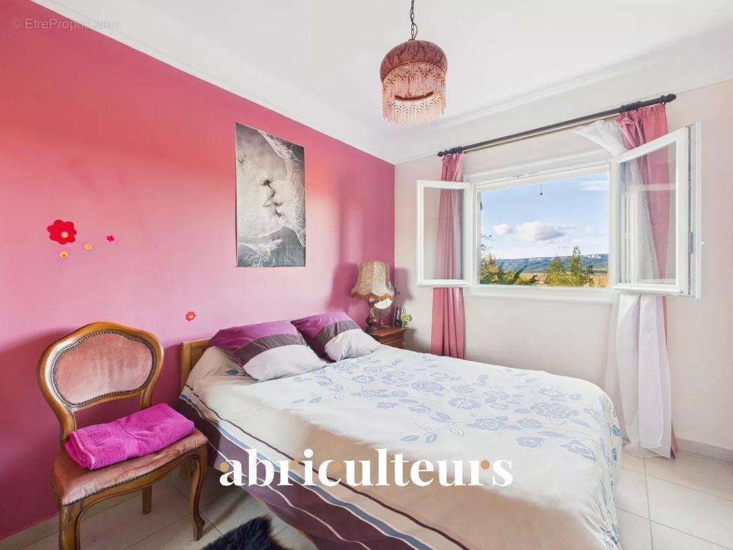 Maison à LA ROQUE-D&#039;ANTHERON