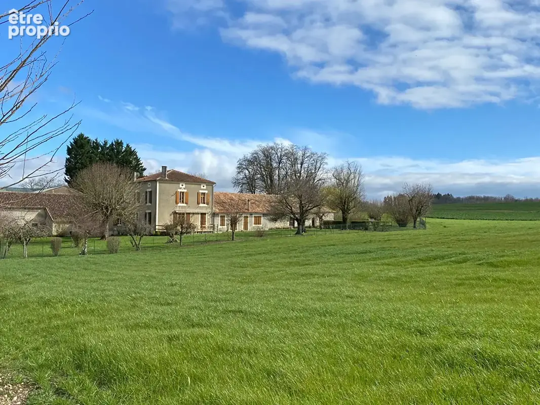 Maison de caractere avec beaucoup de dependances - photo 3