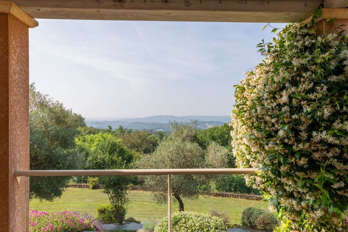 Demeure contemporaine, piscine intérieure, et terrain clos - photo 3