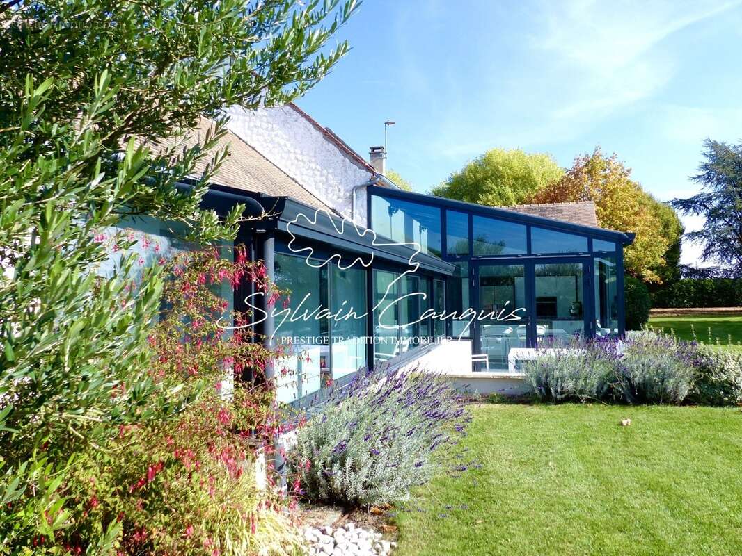 Propriété à vendre proche de CHATEAUNEUF SUR LOIRE  - 1 hectare - Fermette de caractère de 394m2 - Piscines chauffée - Cours de  - photo 15