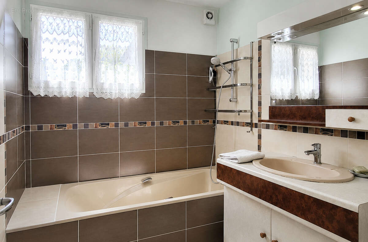Maintenon  Maison  170 m², sous-sol, terrain 500 m² - photo 11