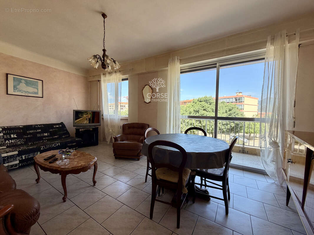 Appartement spacieux de type 2, loue - investissement locatif au coeur de propriano - photo 2