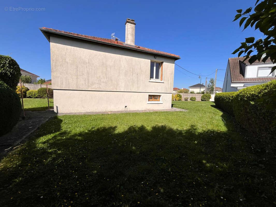 Maison à LES CLAYES-SOUS-BOIS