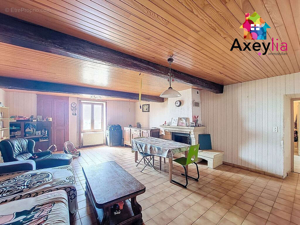 A vendre - st hilaire sous charlieu - maison a renover, 7 chambres, terrain et dependances - photo 4