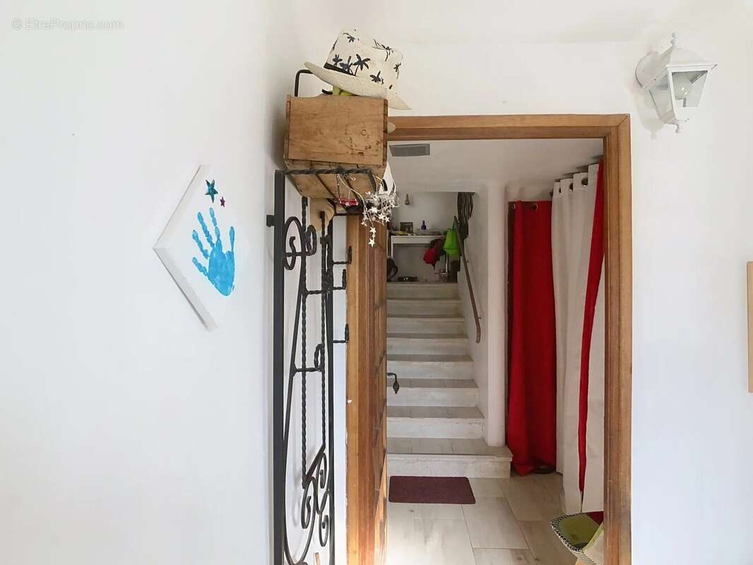 Maison 118m2 (F3 + Studio), jardin 400m2, cave. - photo 4
