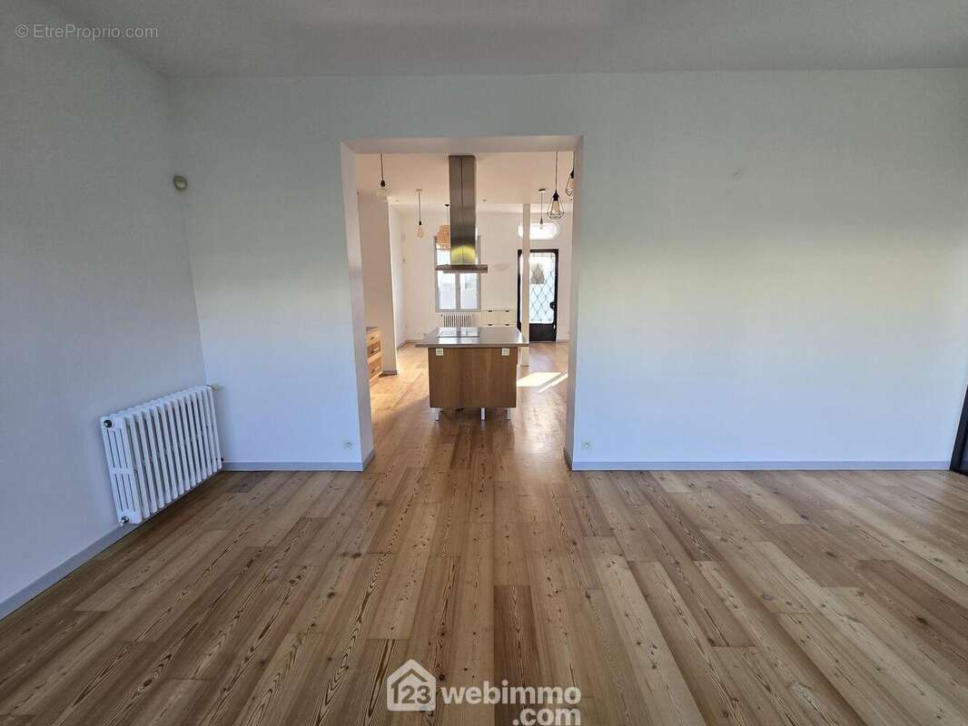 Cuisine au centre de la salle à manger et du salon - Maison à BORDEAUX