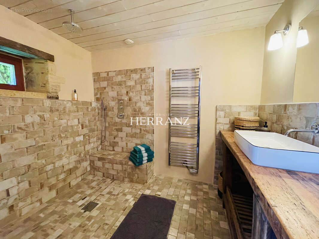 Maison de caractère 450 m2   Chambres d’hôtes / gîte - photo 10