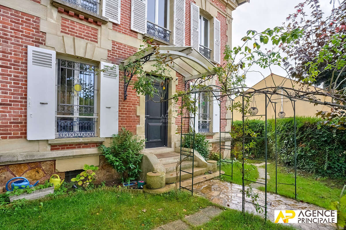 Maison à LE MESNIL-LE-ROI