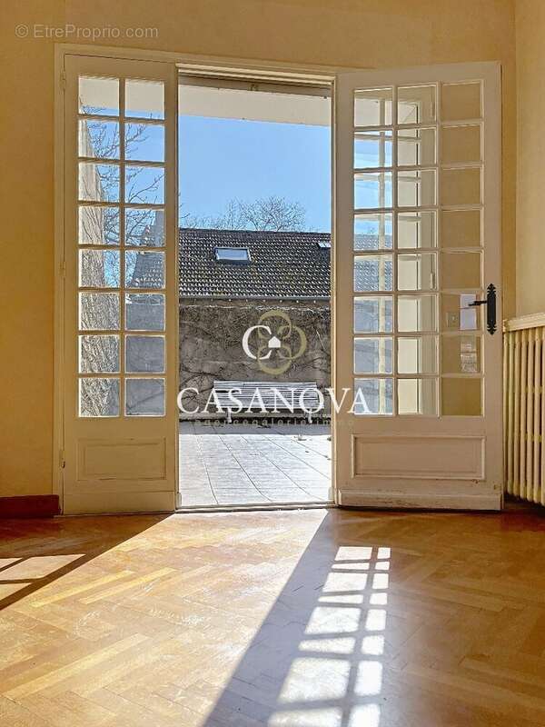 Proche PEZENAS: Belle maison ancienn de caractère avec PATIO intimiste & terrasse. 230 m² hab. + gd GARAGE / atelier. Emplacemen - photo 13