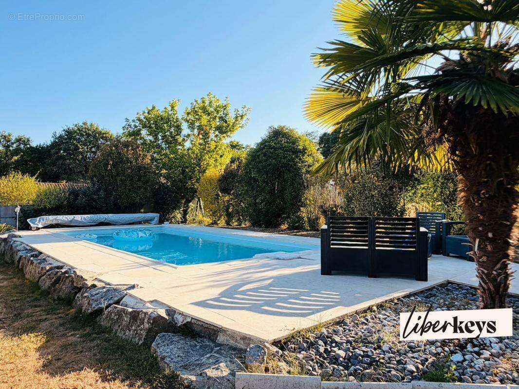 Maison familiale de plain-pied avec piscine, double garage et prestations énergétiques de qualité – Terrain arboré de 1 812 m² - photo 4