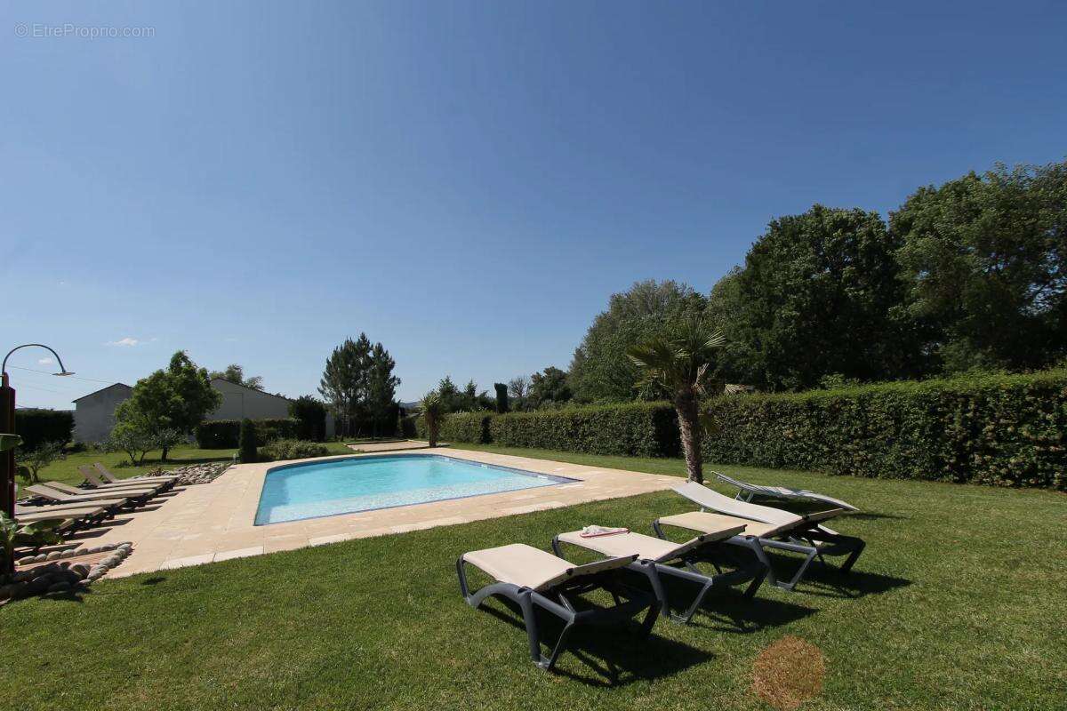 Maison à SAINT-JEAN-DE-MARUEJOLS-ET-AVEJAN