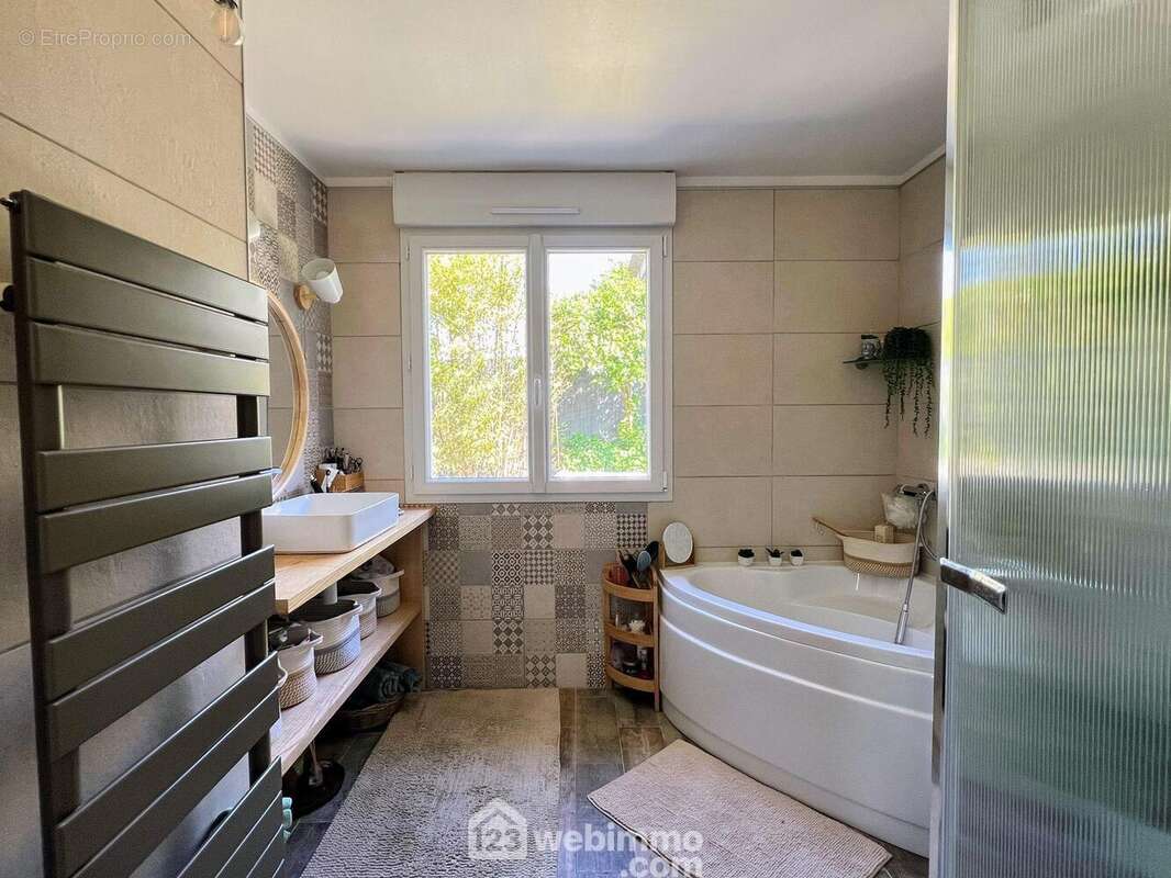 Une belle salle de bain récente... - Maison à MONTREUIL-JUIGNE