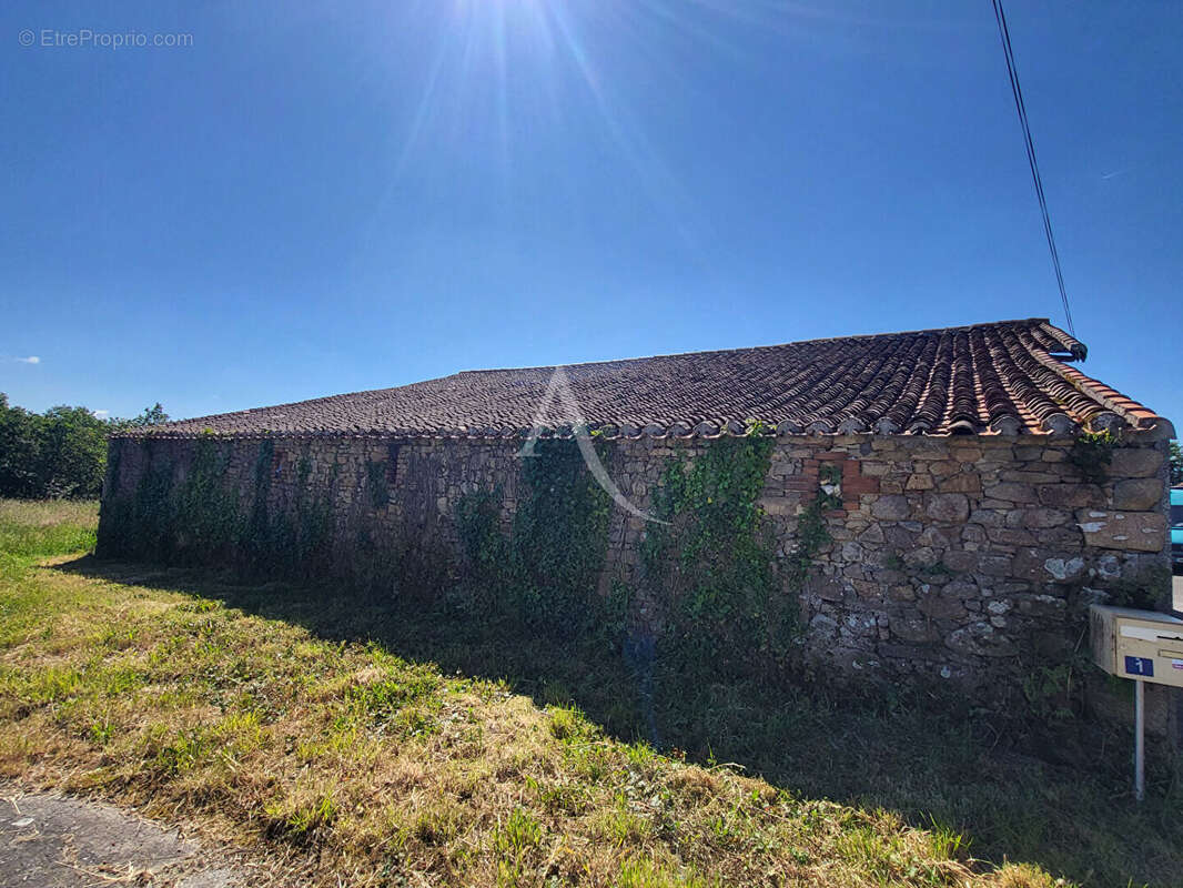 Maison à SAINT-PIERRE-DES-ECHAUBROGNES