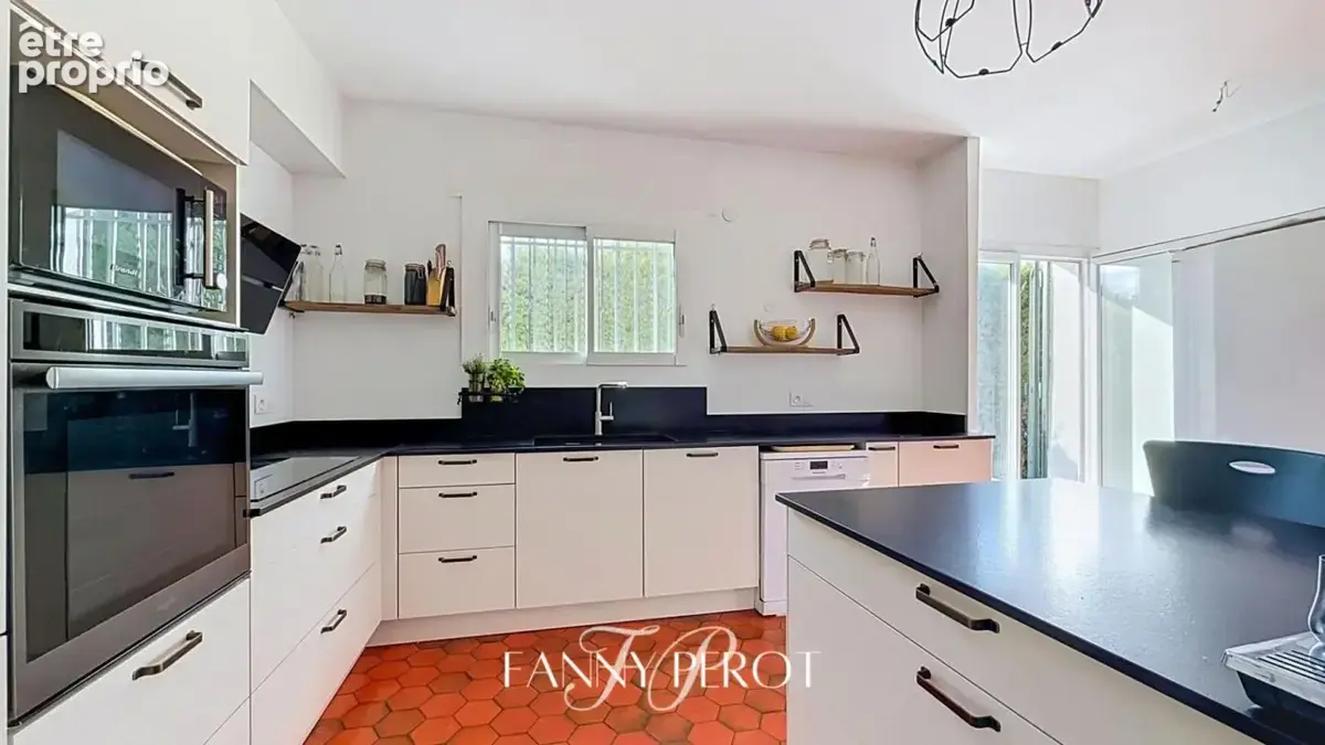 Maison familiale de charme de plus de 150 m² avec terrasses, jardin et sous-sol complet au clos Banet - photo 10