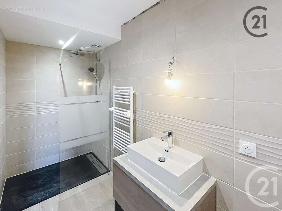 Maison à SAINT-CYR-LES-COLONS