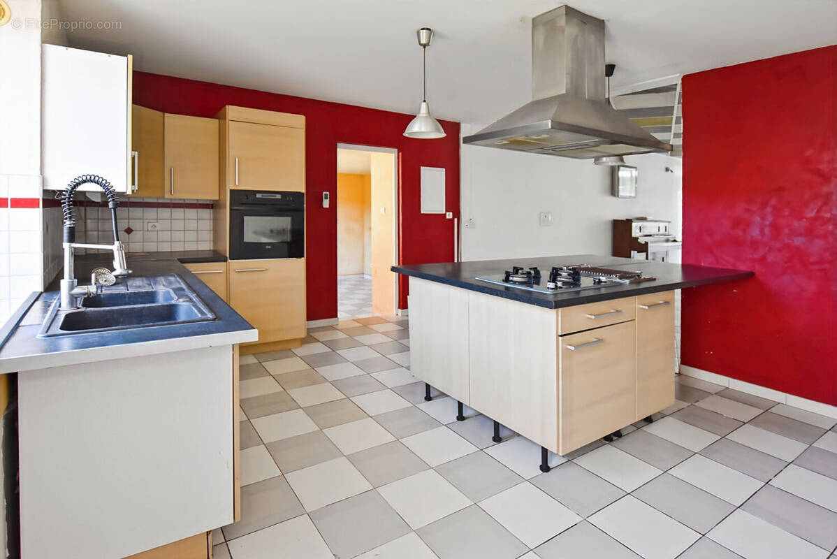 Maison à SAINT-GERMAIN-LESPINASSE