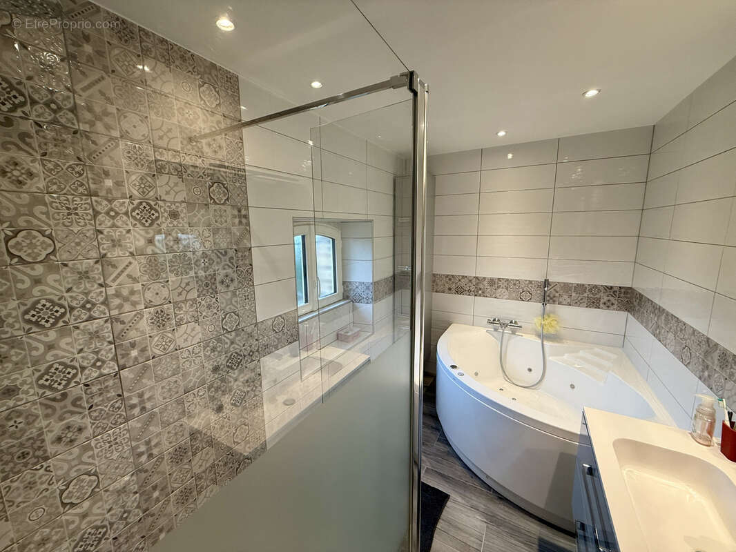Propriété 8 pièces 135 m2 + Studio de 15 m2 avec Piscine chauffée et grande dépendance sur un terrain de 1200 - photo 8