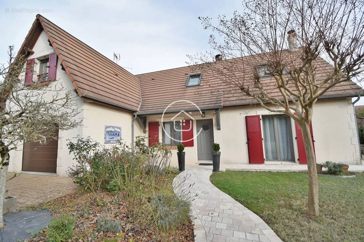 Maison à LA CHAUSSEE-SAINT-VICTOR