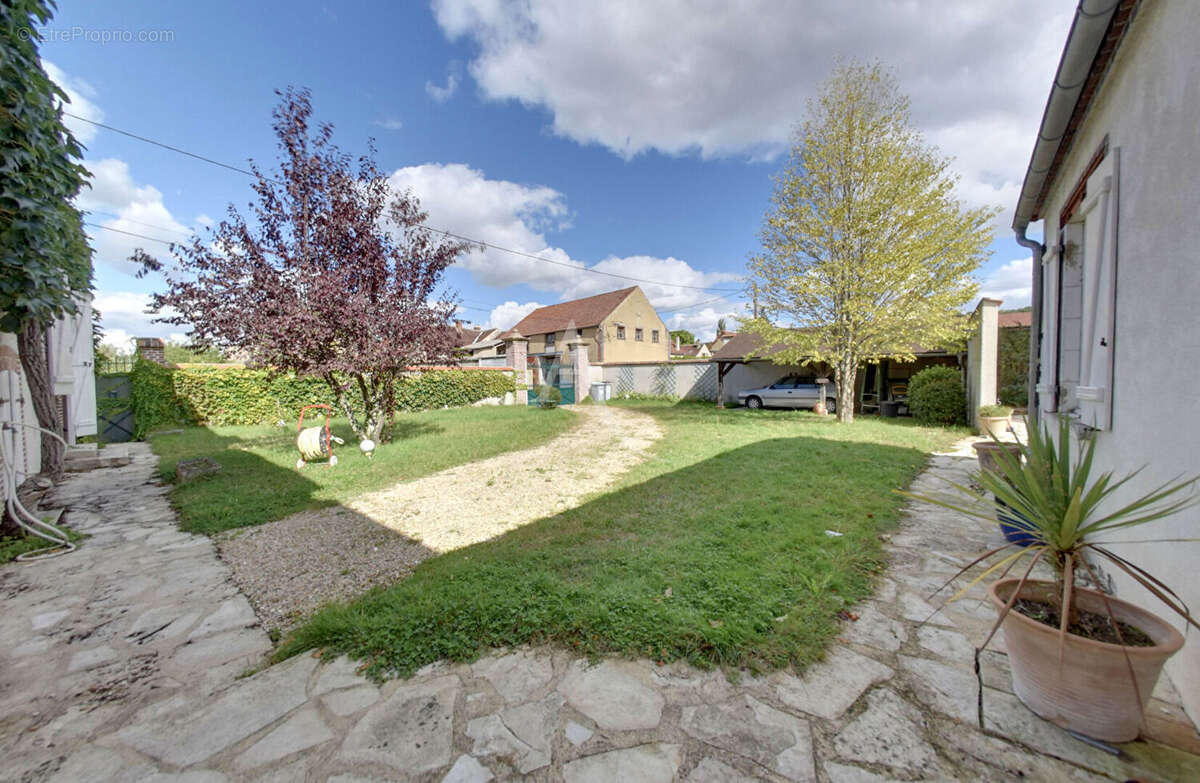 Maison à FLEURY-LA-VALLEE