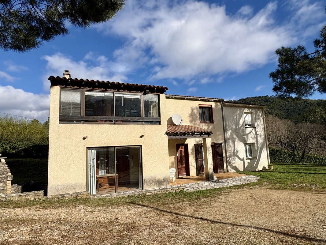 Maison à MEYRANNES