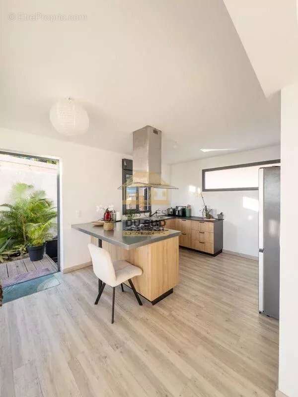 Villa T4 neuve avec piscine chauffée et vue mer imprenable à vendre à L’Étang-Salé - photo 6