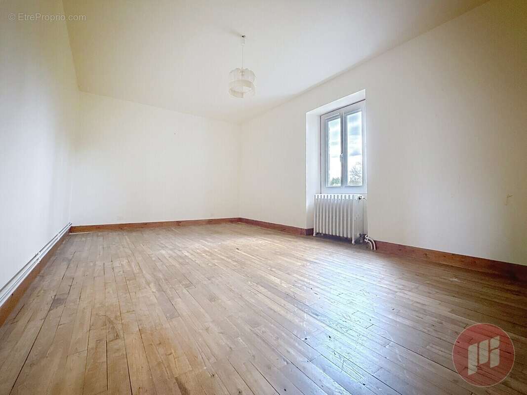 Maison à VITRAC-SUR-MONTANE