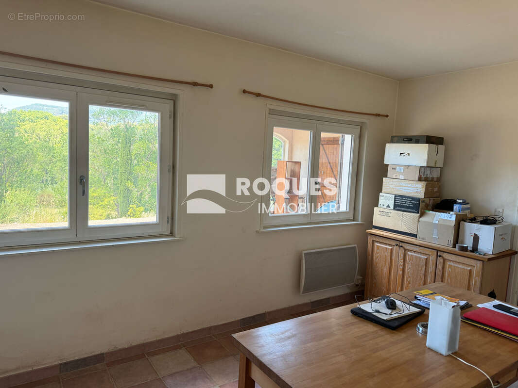 Soubès, villa indépendante F4 d'une surface habitables de 108 m2 habitables sur 4500 m2 de terrain, bon état g - photo 8