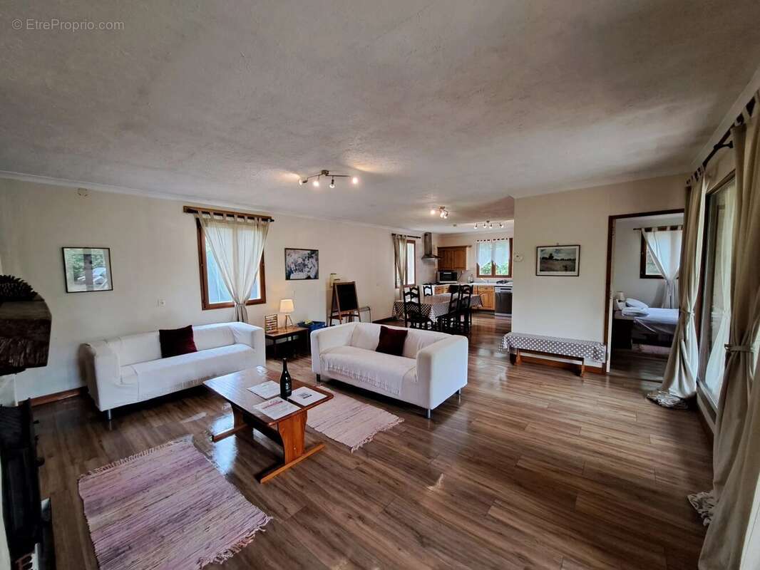 Maison à SAINT-PIERRE-DE-JUILLERS