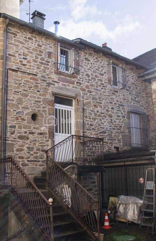 Appartement à SALLES-CURAN