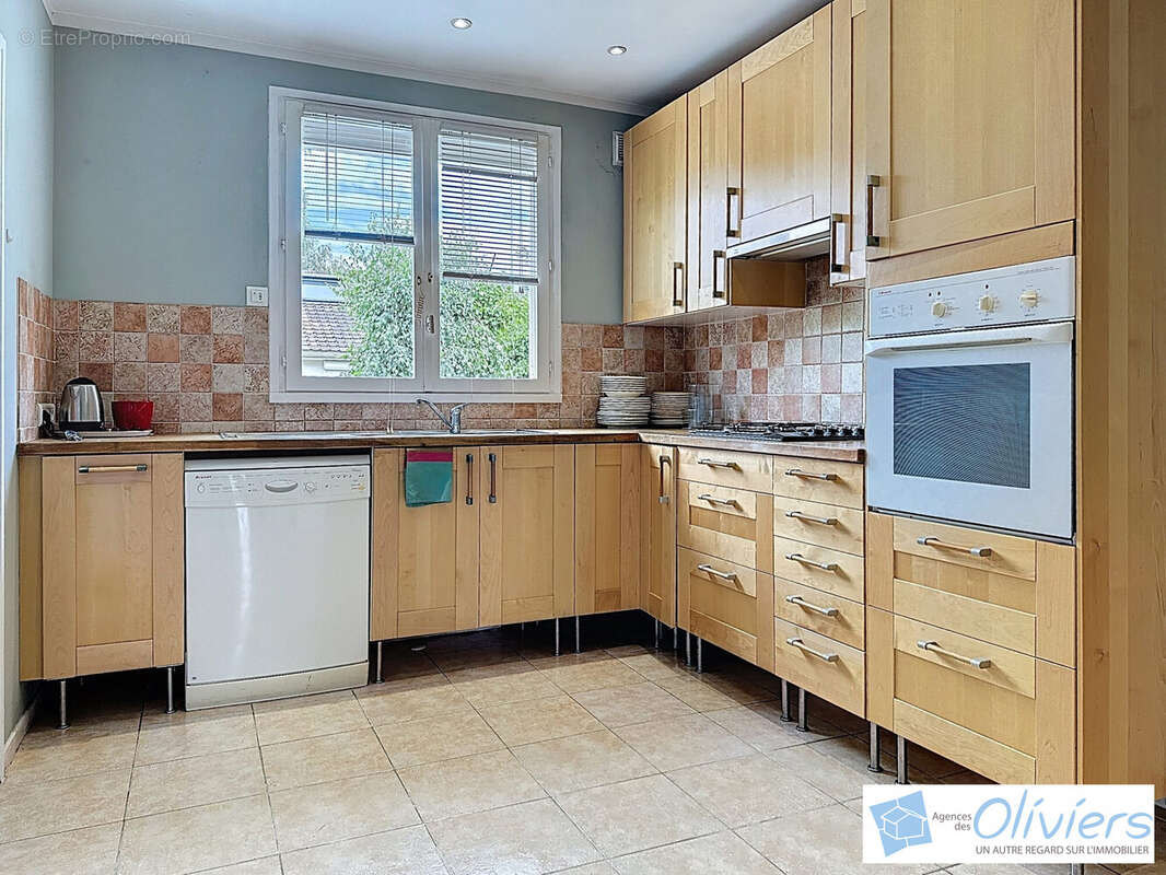 Maison à VOISINS-LE-BRETONNEUX