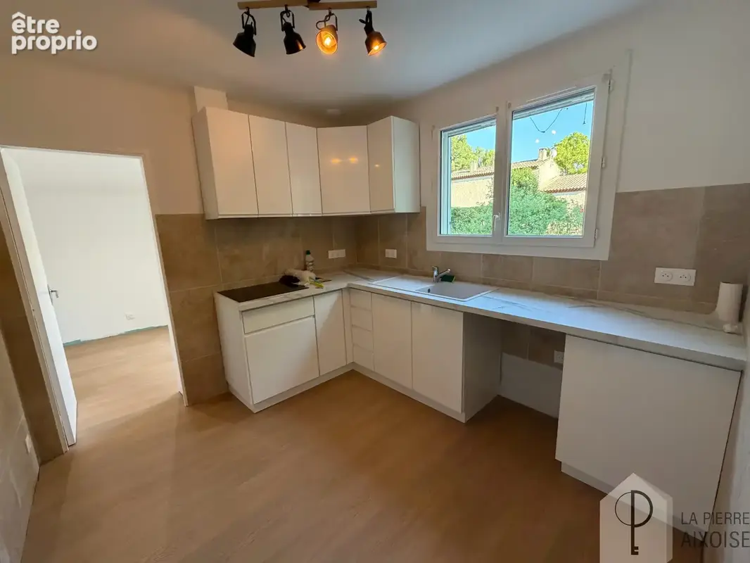 Maison rénovée T5 plain pied Eguilles Sud - photo 6