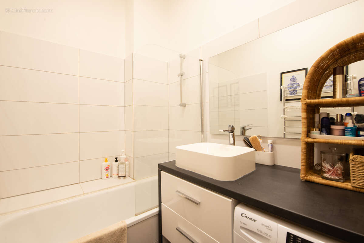 ARCHITECTURE BORDELAISE VALORISÉE -1800 -Appartement rénové avec balcons - photo 12