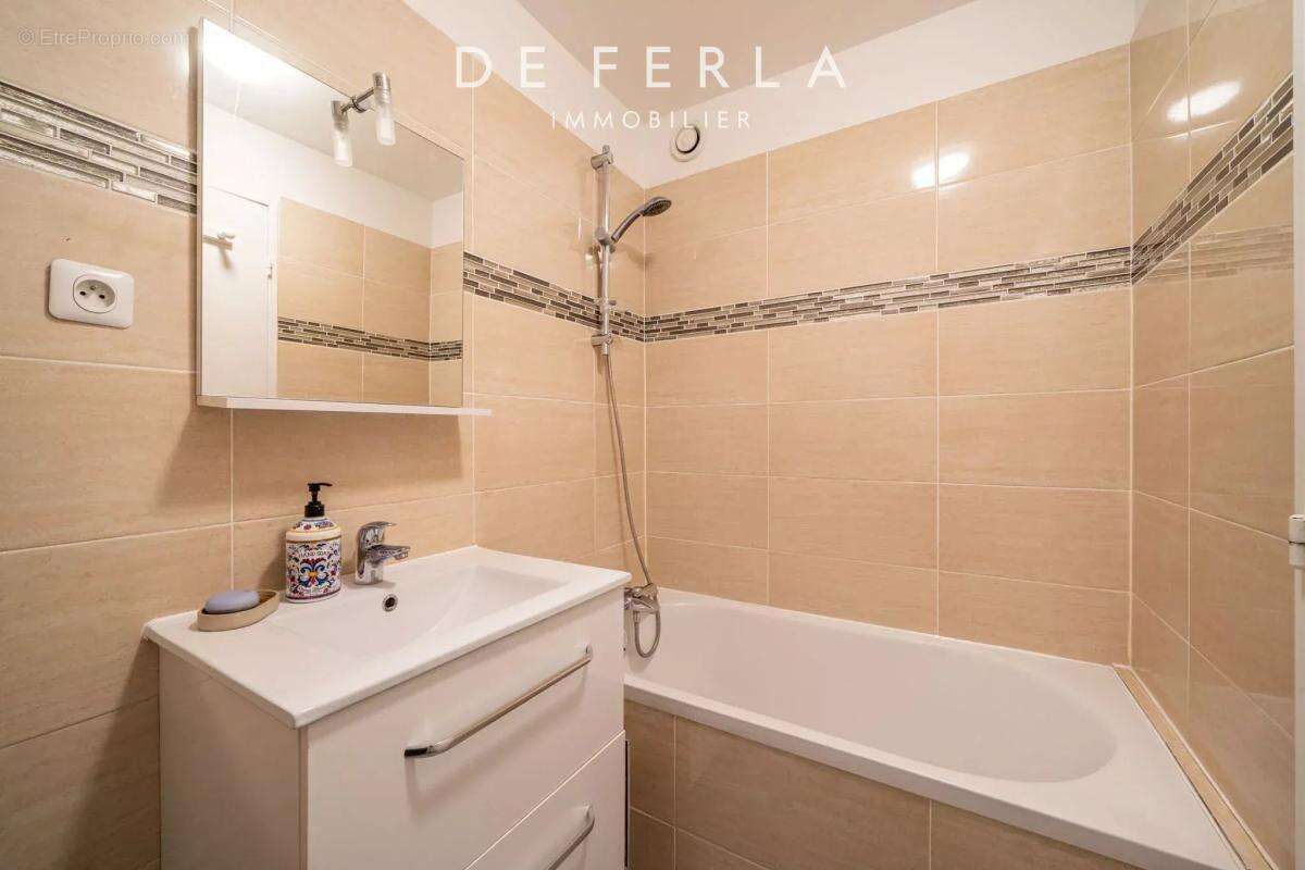 Paris XVᵉ – Appartement familial traversant avec doubles balcons et parking - photo 12