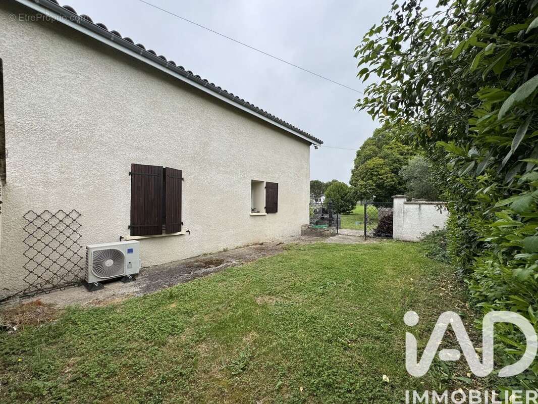 Maison 96 m² à Saint-Sulpice-De-Pommiers  - photo 4