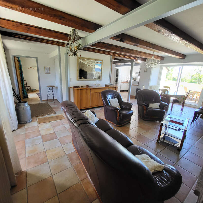 Maison en pierres mitoyenne d'un côté. - photo 4
