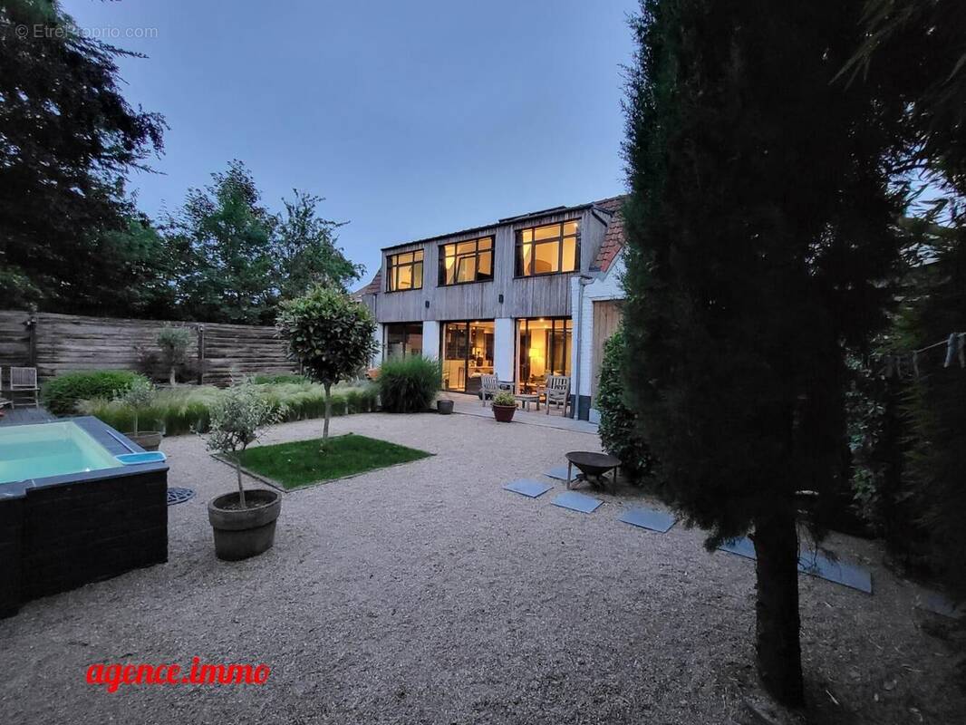 Jardin avec piscine - Maison à VILLENEUVE-D'ASCQ