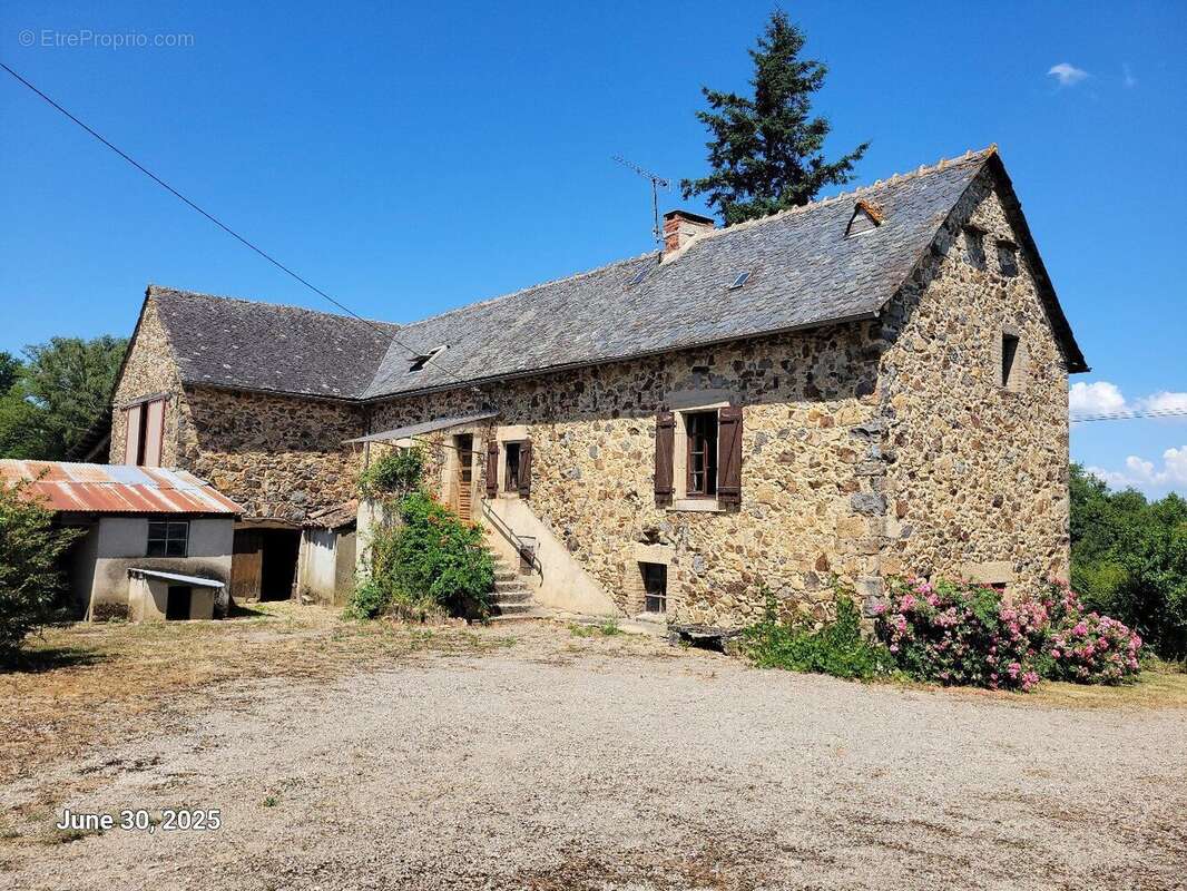 Un corps de ferme avec dépendances - 7kms de Villefranche de Rouergue - photo 2