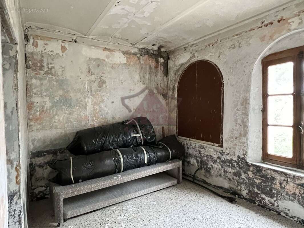 Maison a renover sur un grand terrain - photo 3