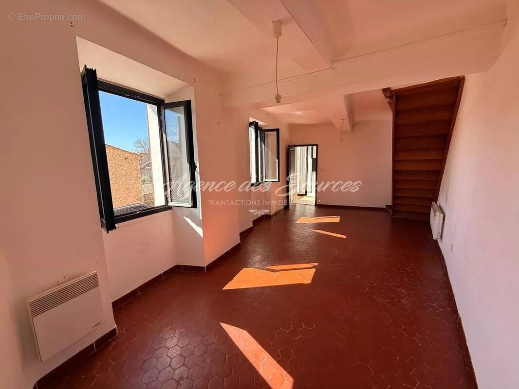 Appartement à VARAGES