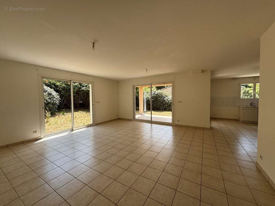 Maison 115 m² à Saint-Roman  - photo 2