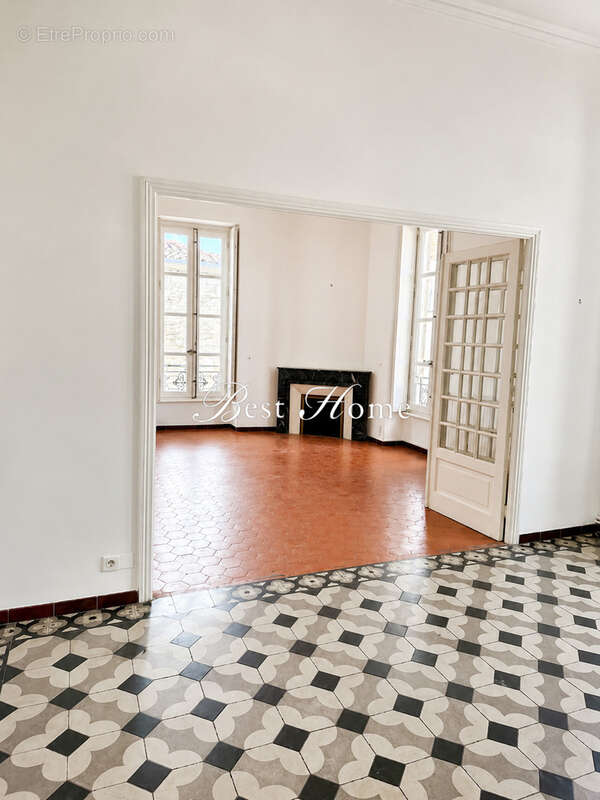 À vendre, Nîmes, proche Avenue Jean Jaurès et Jardins de La Fontaine, bel appartement de type 5 de 120m2 - photo 4