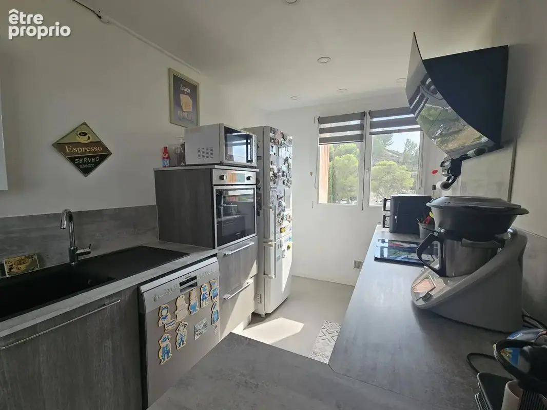 La Rouvière. Appartement T4/T5 de 86 m² en étage élevé avec triple exposition, vue mer et collines. - photo 8