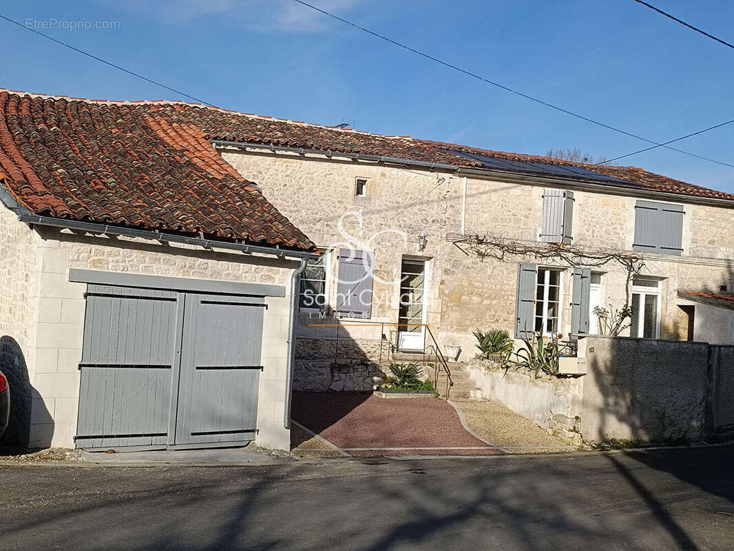 Maison à ROULLET-SAINT-ESTEPHE