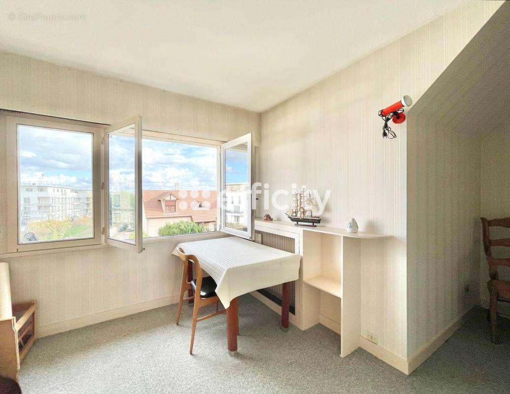 Maison à LES CLAYES-SOUS-BOIS