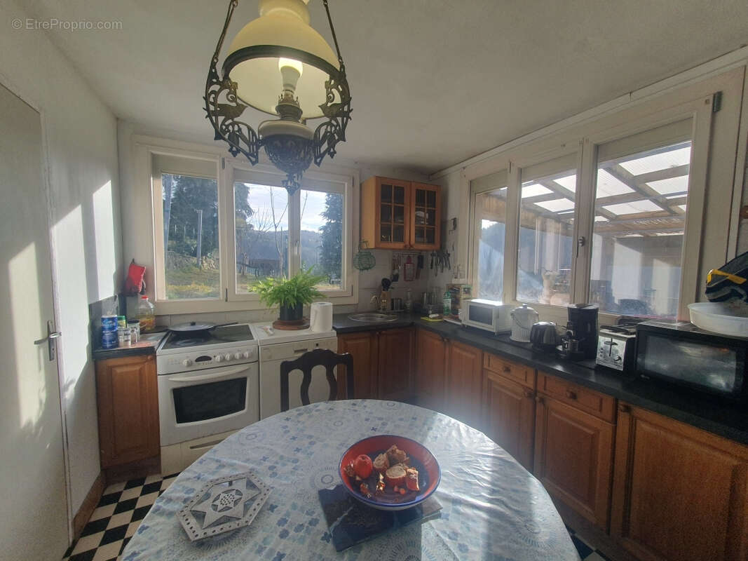 Maison à LA ROCHE-CANILLAC