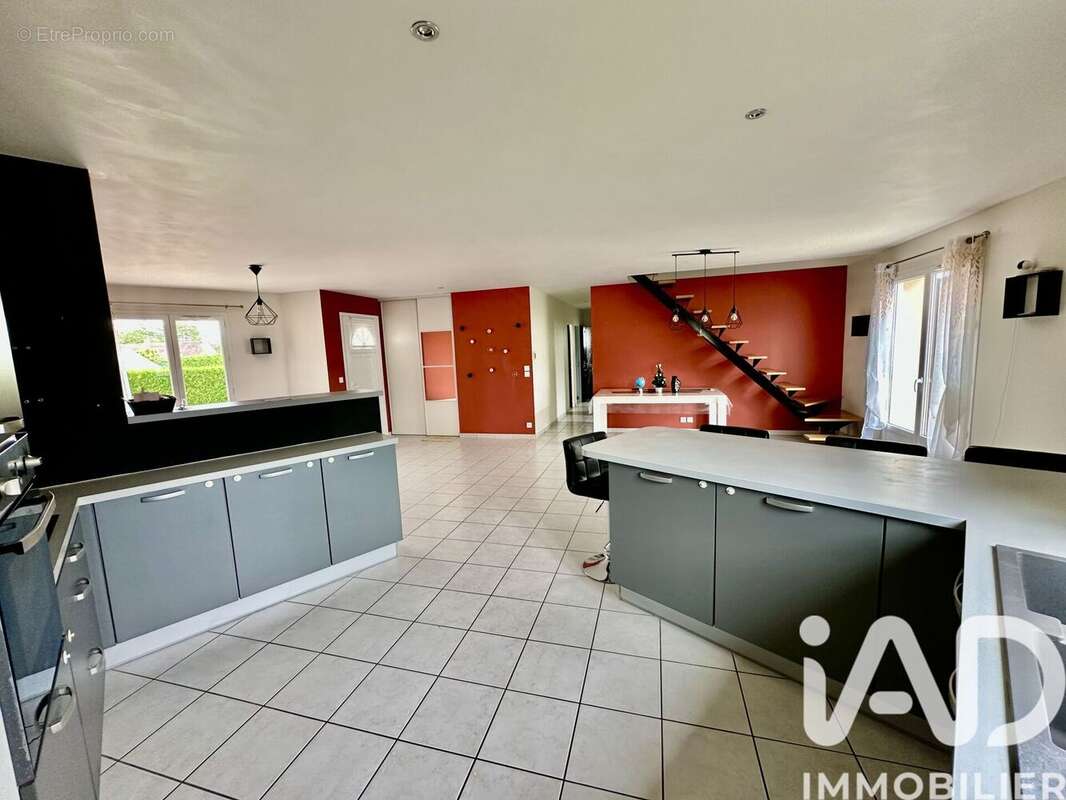 Maison 155 m² à Ambrault  - photo 4