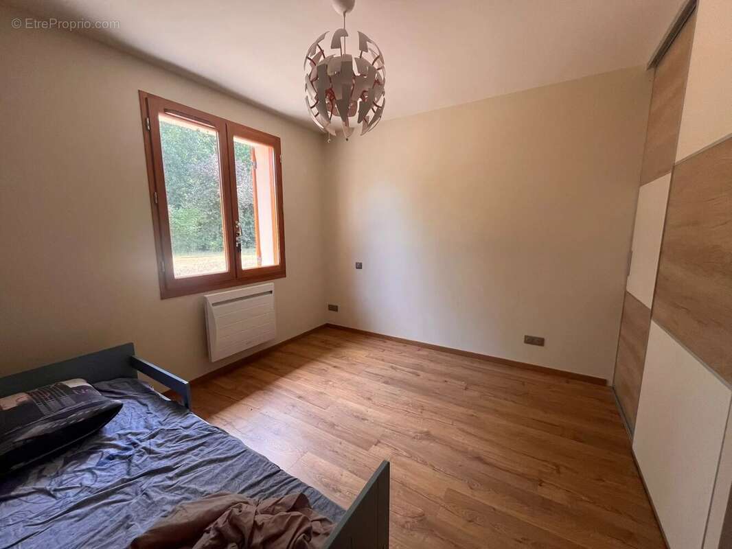 GRANDE MAISON de plain pied avec garage ,jardin,piscine. - photo 6
