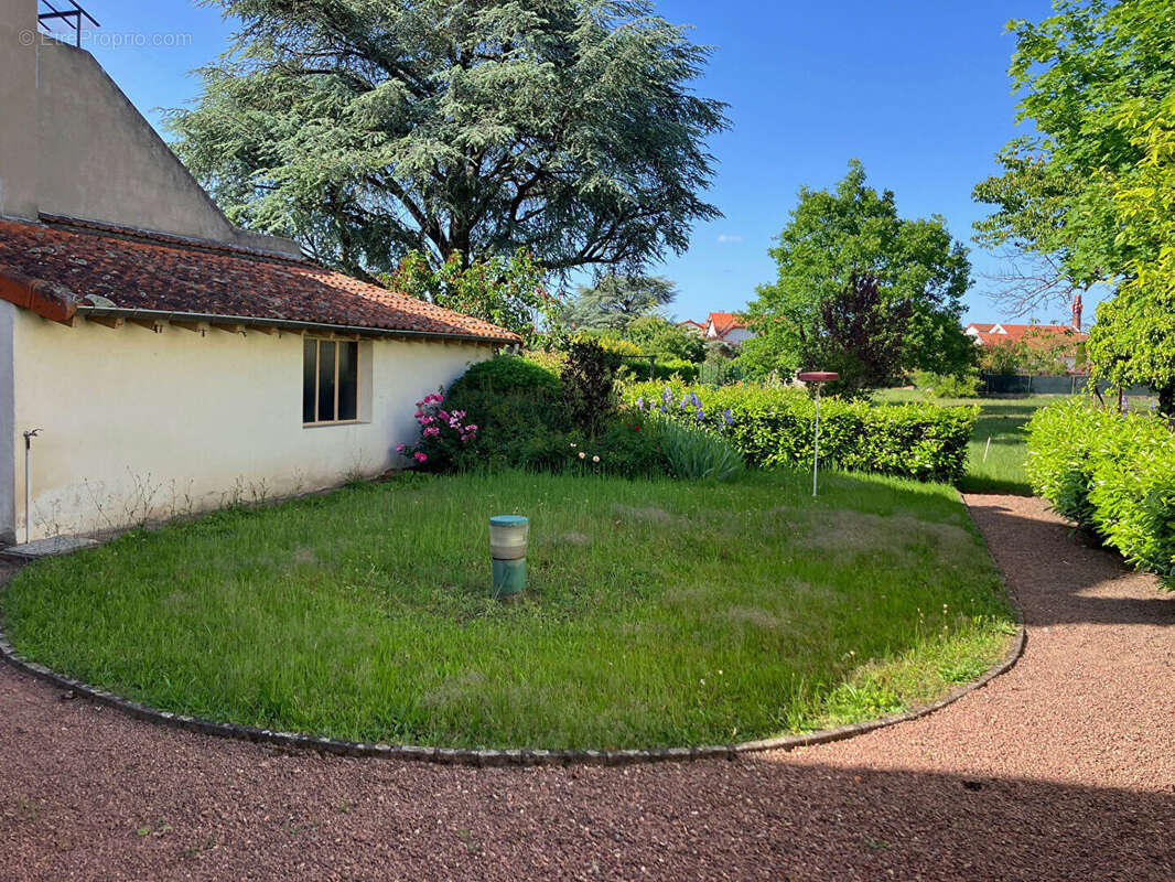 A VENDRE Maison  7 pièce(s) 155.17 m2  ROANNE CENTRE - photo 2