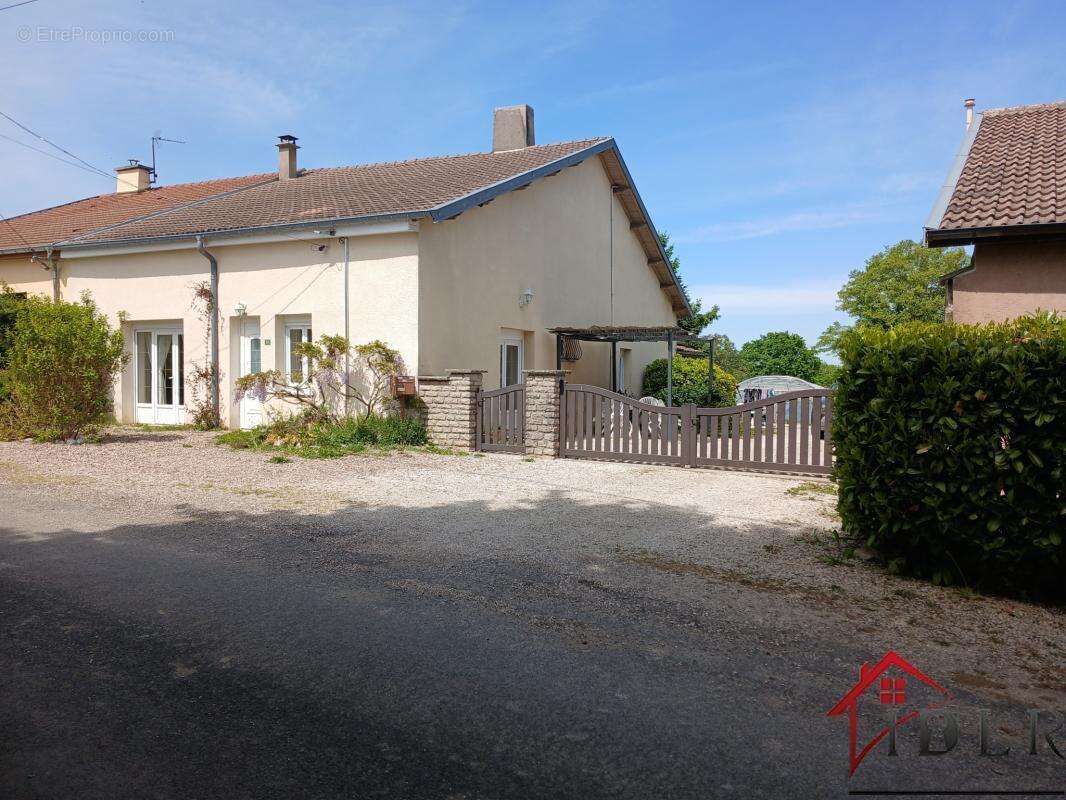 Maison à MONTCHARVOT