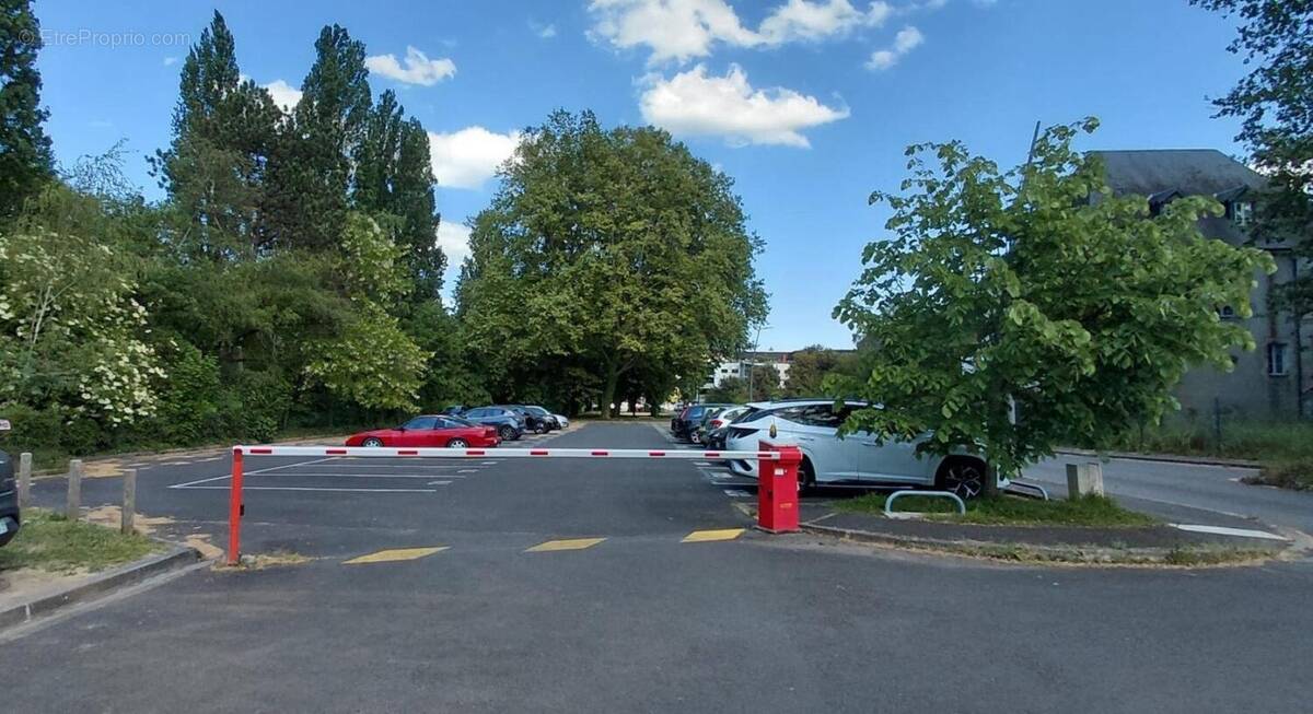 Photo 1 - Parking à POITIERS